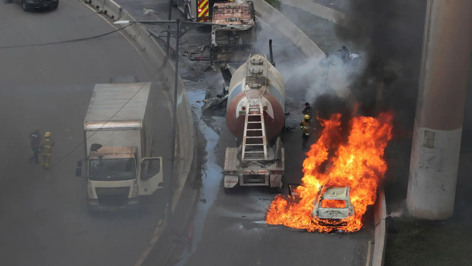 Der Unfall ereignete sich im Osten von Mexiko-Stadt. (Foto: Tristan Velazquez/AP/dpa)