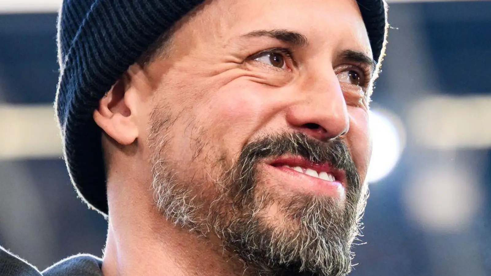 Augsburg-Trainer Sandro Wagner lächelt im Stadion. (Archivfoto) (Foto: Tom Weller/dpa)