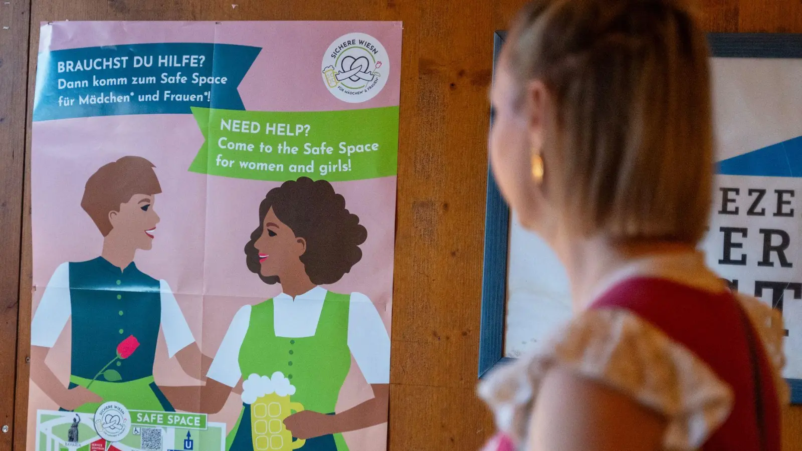 Der „Safe Space“ wirbt unter anderem mit Plakaten und Flyern (Archivbild). (Foto: Leonie Asendorpf/dpa)