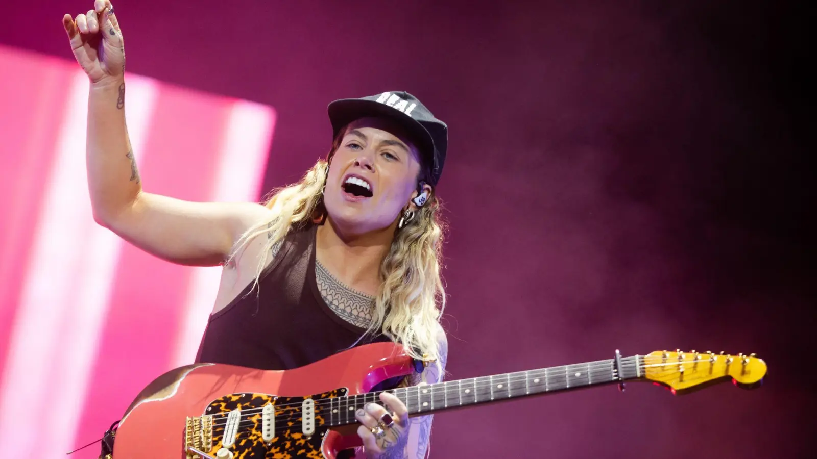 Probleme mit der Stimme: Tash Sultana verschiebt Tour (Archivbild) (Foto: Christoph Schmidt/dpa)