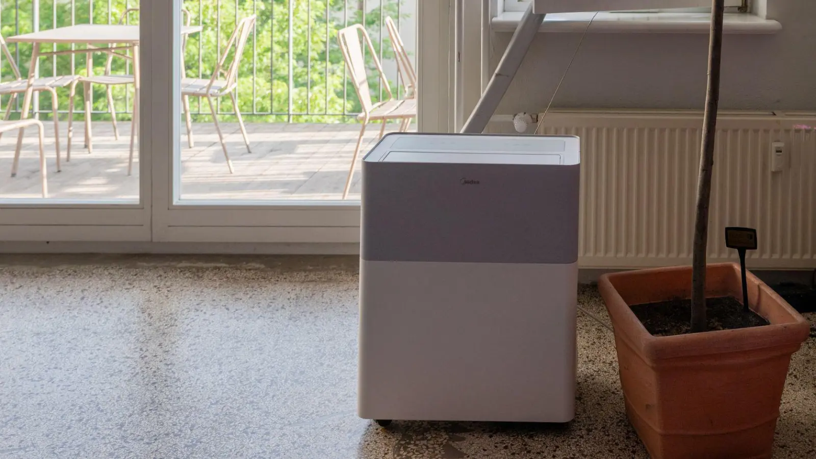 Mobile Split-Klimaanlagen wie diese sind derzeit schwer zu bekommen und wegen der Nachfrage teurer geworden. Das nutzen Betrüger aus, um Suchenden Geräte unterzujubeln, in denen nichts anderes als einfache Ventilatoren stecken. (Foto: Nico Tapia/dpa-tmn)