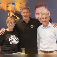Mitarbeiterin Birgit Schlötterer und Marktleiter Jochen Kapfenberger haben „Gladiator“ Ralf Möller in die Mitte genommen (Foto: Helmut Meixner)