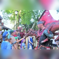 Ein Drache zog beim Mittelaltermarkt im Dinkelsbühler Stadtpark umgehend die Aufmerksamkeit auf sich. (Foto: Alexander Schäffer)