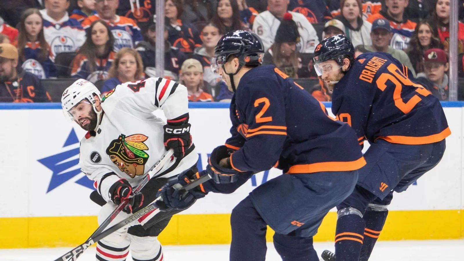 Leon Draisaitl (r) und die Edmonton Oilers bauen ihre Siegesserie in der NHL weiter aus. (Foto: Amber Bracken/The Canadian Press/AP/dpa)