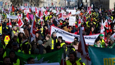 Über Tausend Menschen haben in München an dem Warnstreik teilgenommen. (Foto: Sven Hoppe/dpa)