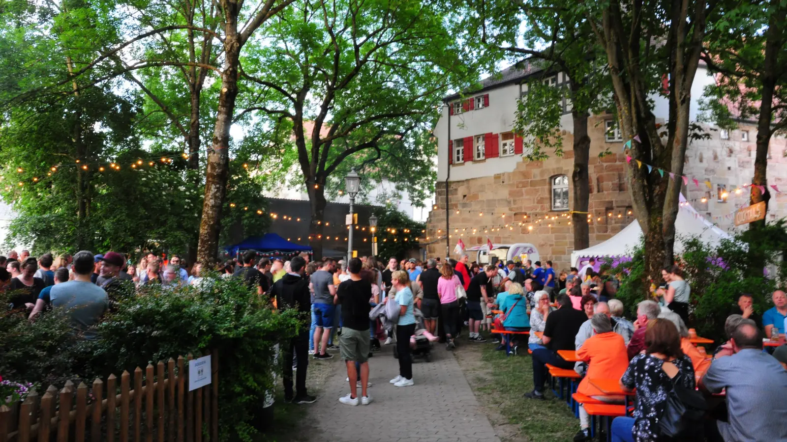 Bieranstich, Livemusik und ordentlich Trubel: Das sind die Impressionen unserer Reporter vom Ansbacher Altstadtfest 2023. (Foto: Jonas Volland)