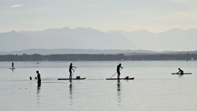 Wassersport mit Stand-Up-Paddle-Boards wie hier am Starnberger See liegt weiter im Trend. (Archivbild) (Foto: Katrin Requadt/dpa)