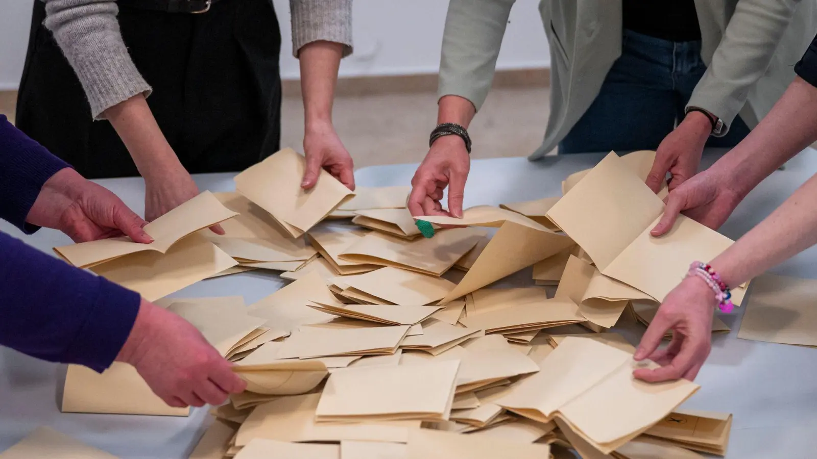 Der Landkreis Ostallgäu wird künftig von Bernd Stapfner (Freie Wähler) vertreten.  (Foto: Daniel Vogl/dpa)