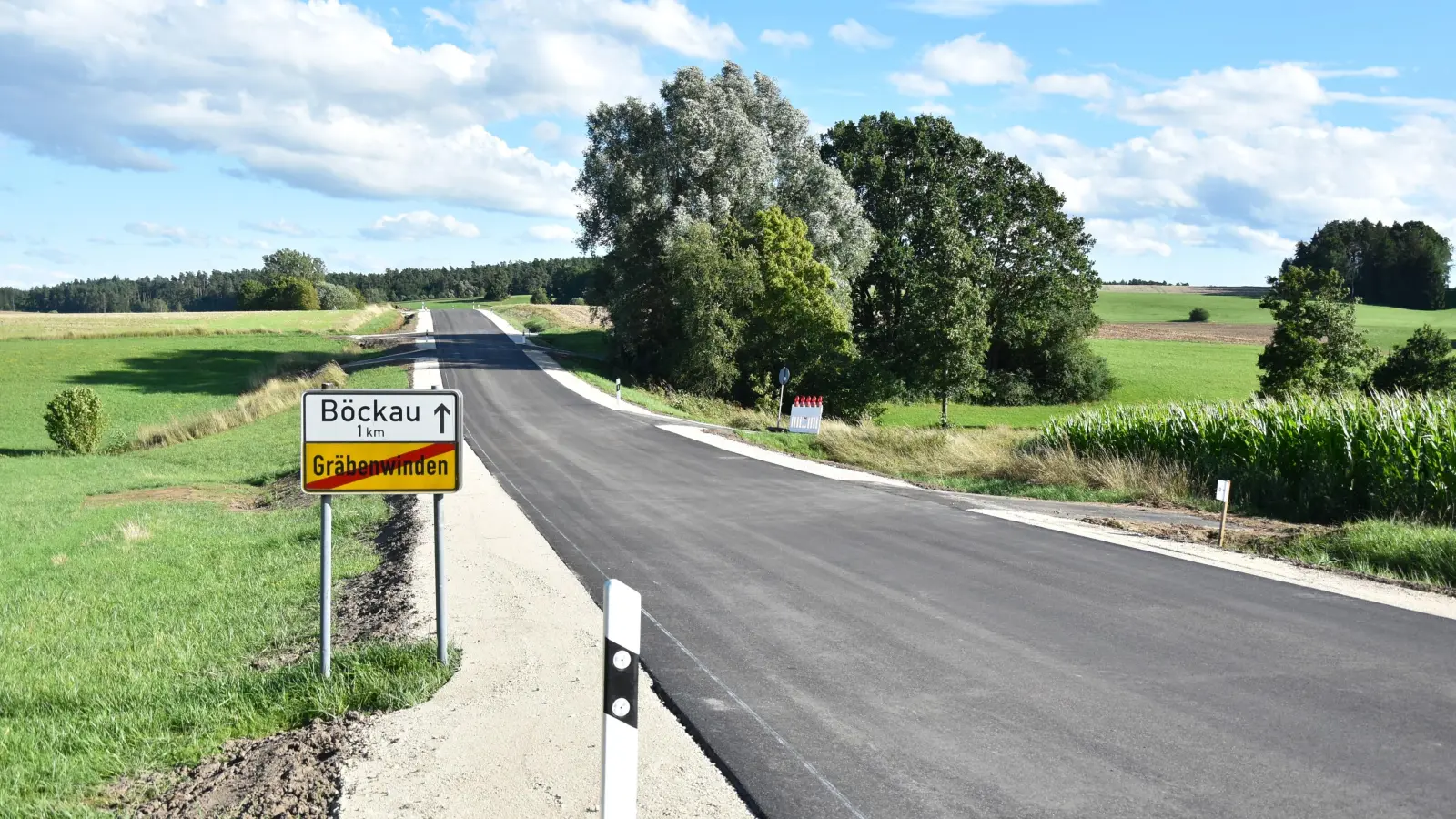 Die Decke der Kreisstraße AN 36 zwischen Herriedens Ortsteilen Gräbenwinden und Böckau ist fertig saniert. Am Freitag, 4. August, wird sie abends wieder für den Verkehr freigegeben. (Foto: Werner Wenk)