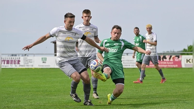 Nach dem 5:0-Sieg gegen die SG Mosbach-Breitenau (links Tom Wassermann) kann der VfB Schillingsfürst (im grünen Trikot Niklas Bär) am Samstag bei der SG Neuhof/Trautskirchen die Meisterschaft endgültig perfekt machen. Mosbach-Breitenau hat am Sonntag ein vorentscheidendes Abstiegsduell gegen den SV Schalkhausen. (Foto: Martin Rügner)