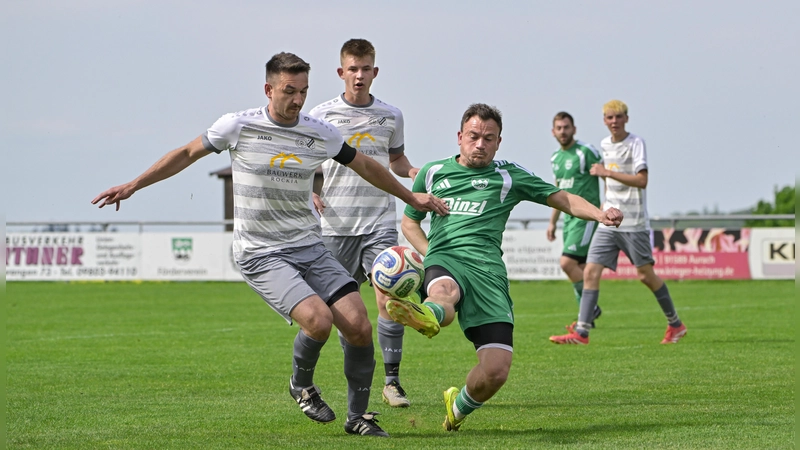 Nach dem 5:0-Sieg gegen die SG Mosbach-Breitenau (links Tom Wassermann) kann der VfB Schillingsfürst (im grünen Trikot Niklas Bär) am Samstag bei der SG Neuhof/Trautskirchen die Meisterschaft endgültig perfekt machen. Mosbach-Breitenau hat am Sonntag ein vorentscheidendes Abstiegsduell gegen den SV Schalkhausen. (Foto: Martin Rügner)