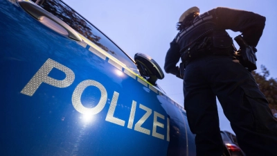 Die Polizei ermittelt gegen zwei Männer wegen des Verdachts der gefährlichen Körperverletzung und Bedrohung. (Symbolbild) (Foto: Marijan Murat/dpa)