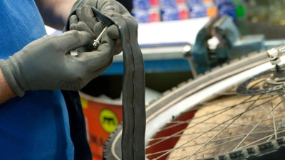 Kaputte Fahrradschläuche gehören in den Restmüll. Viele Händler nehmen alte Schläuche für das Recycling entgegen. (Foto: Kai Remmers/dpa-tmn)