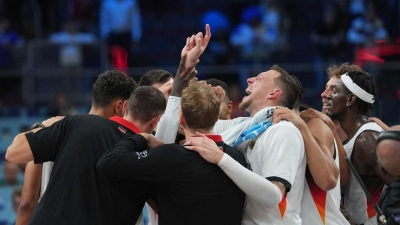 Gemeinsamer Jubel der Basketballer nach dem Finaleinzug. (Foto: Sergei Grits/AP/dpa)