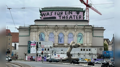 Das historische Augsburger Theater wird derzeit von Grund auf modernisiert.  (Foto: Ulf Vogler/dpa)