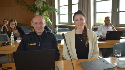 Carsten Keller und Nicole Baumgärtel informierten über ihre Vorgehensweise, wenn sich psychisch-kranke und suchtkranke Menschen in einer Krisensituation befinden und bedrohliches Verhalten zeigen. (Foto: Ute Niephaus)