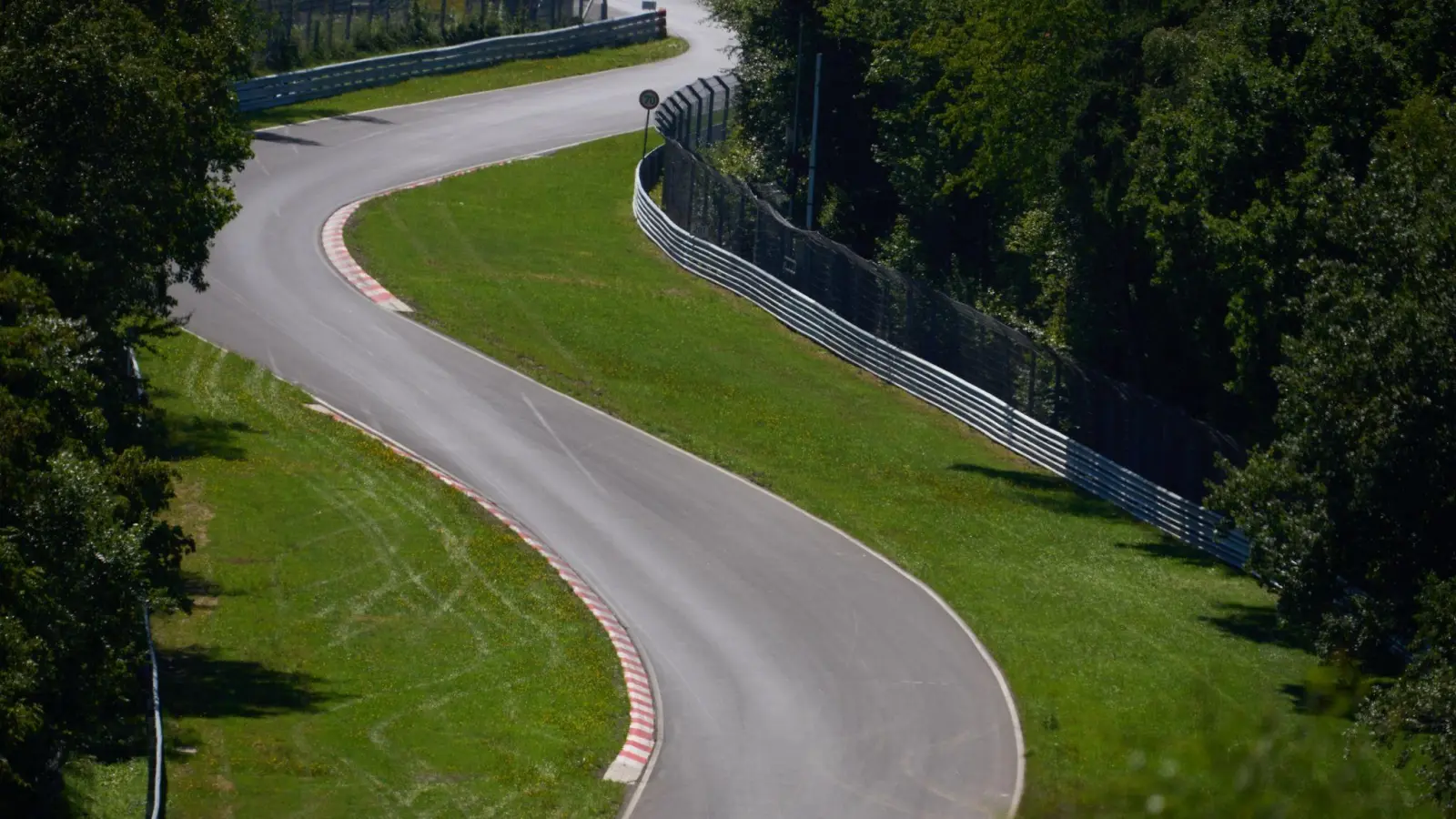 Der Streckenabschnitt „Tiergarten“ der Nürburgring-Nordschleife, wo der Unfall geschah. (Foto: Thomas Frey/dpa)