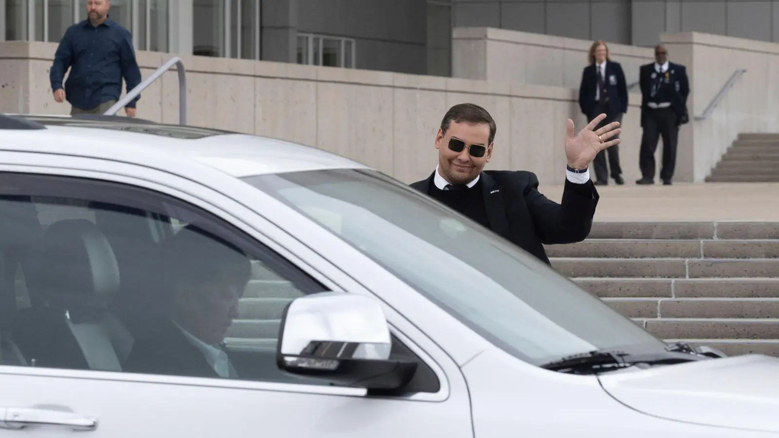 George Santos verlässt das Bundesgerichtsgebäude in Central Isli. (Foto: Stefan Jeremiah/AP/dpa)