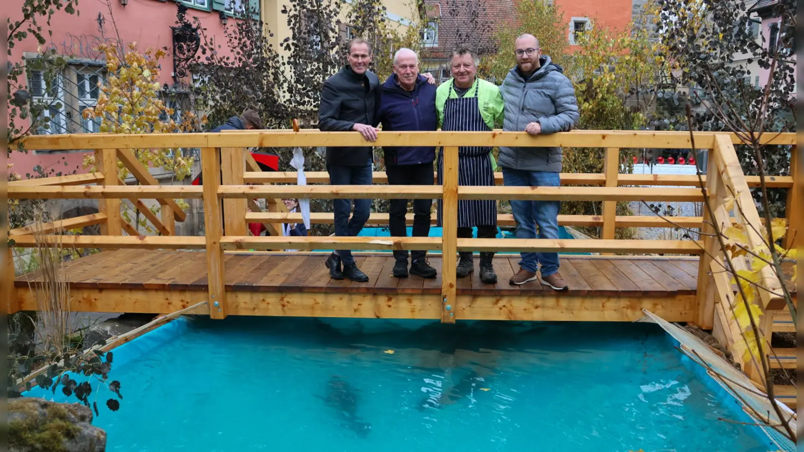 Oberbürgermeister Dr. Christoph Hammer, die Teichwirte Robert Hippelein und Werner Ahamer sowie Sebastian Salom von der Teichgenossenschaft im Landkreis Ansbach waren bei der offiziellen Eröffnung am Sonntag dabei. (Foto: Martina Haas)