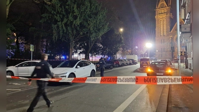 Nach dem Vorfall in der Gießener Innenstadt mit vier Verletzten hat die Polizei neue Ermittlungsergebnisse genannt.  (Foto: Carolin Eckenfels/dpa)