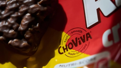 Statt Kakao werden bei Choviva fermentierte, geröstete und vermahlene Sonnenblumenkerne verwendet. (Foto: Zacharie Scheurer/dpa-tmn)