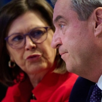 Markus Söder wirbt für Ilse Aigner. (Foto: Sven Hoppe/dpa)