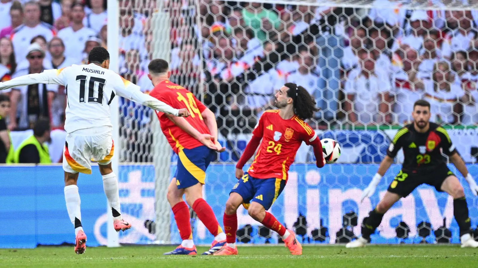 Eine Fehlentscheidung: Nach einem Bericht der UEFA-Schiedsrichterkommission hätte es für dieses Handspiel im EM-Viertelfinale Elfmeter für Deutschland geben müssen. (Foto: Tom Weller/dpa)