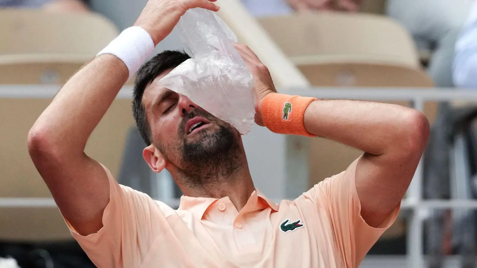 Auch Profisportler haben mit der Hitze zu kämpfen: Tennis-Star Novak Djokovic. (Foto: Dimitar Dilkoff/AFP/dpa)