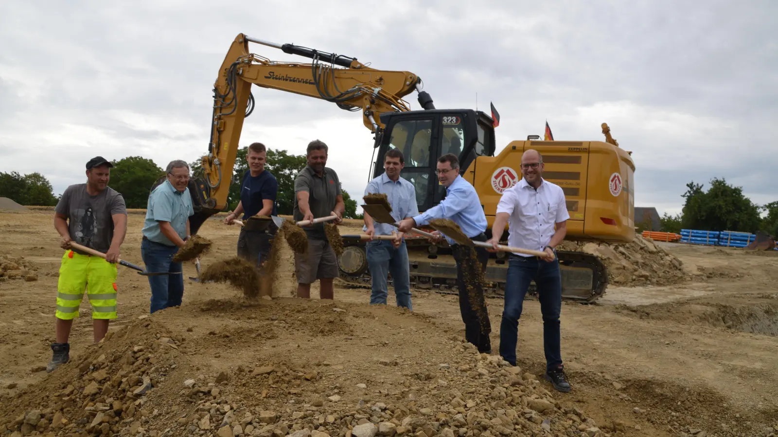 Thomas Betz, Rudolf Steinbrenner, Lukas Neser und Dietmar Rabenstein vom Bauunternehmen sowie Ortssprecher Bernd Schirmer, Bürgermeister Wolfgang Lampe und Stadtbaumeister Jürgen Hofmann (von links) freuen sich auf das neue Baugebiet in Uttenhofen. (Foto: Johannes Zimmermann)