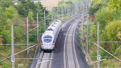Der Ausfall eines Stellwerks sorgt derzeit für große Probleme im Bahnverkehr zwischen Hamburg und Berlin. (Archivbild) (Foto: Julian Stratenschulte/dpa)