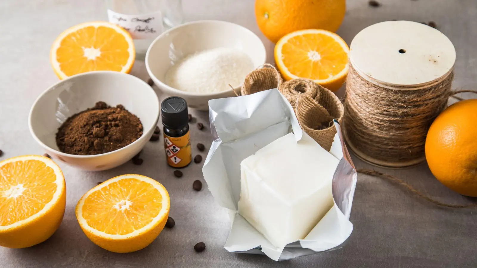 Zutaten für das selbstgemachte Peeling: durchgetrockneter Kaffeesatz, Kokosfett, Rohrohrzucker und ätherisches Öl. (Foto: Christin Klose/dpa-tmn)