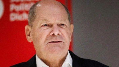 Bundeskanzler Olaf Scholz findet im Rahmen eines Wahlkreisgespräches mit Bürgerinnen und Bürgern unterstützende Worte für seinen Amtskollegen in den USA. (Foto: Carsten Koall/dpa)