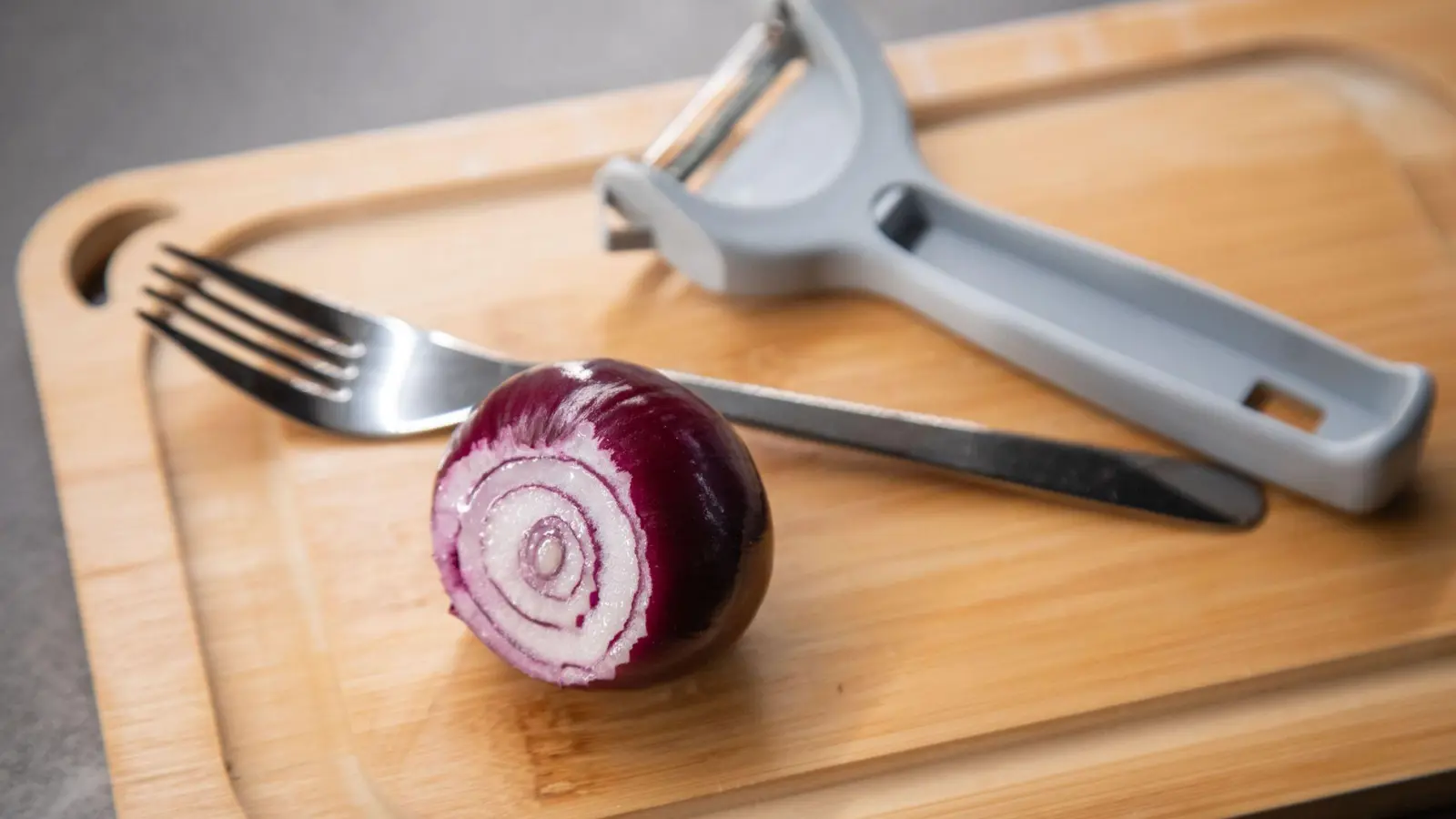 Lassen sich Zwiebeln schneller mit einem Schäler schneiden? (Foto: Christin Klose/dpa-tmn)