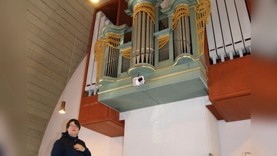 Pfarrer Jonathan Gerber erläutert das Hauptwerk der Orgel in der Nikolauskirche in Schalkhausen. (Foto: Alexander Biernoth)