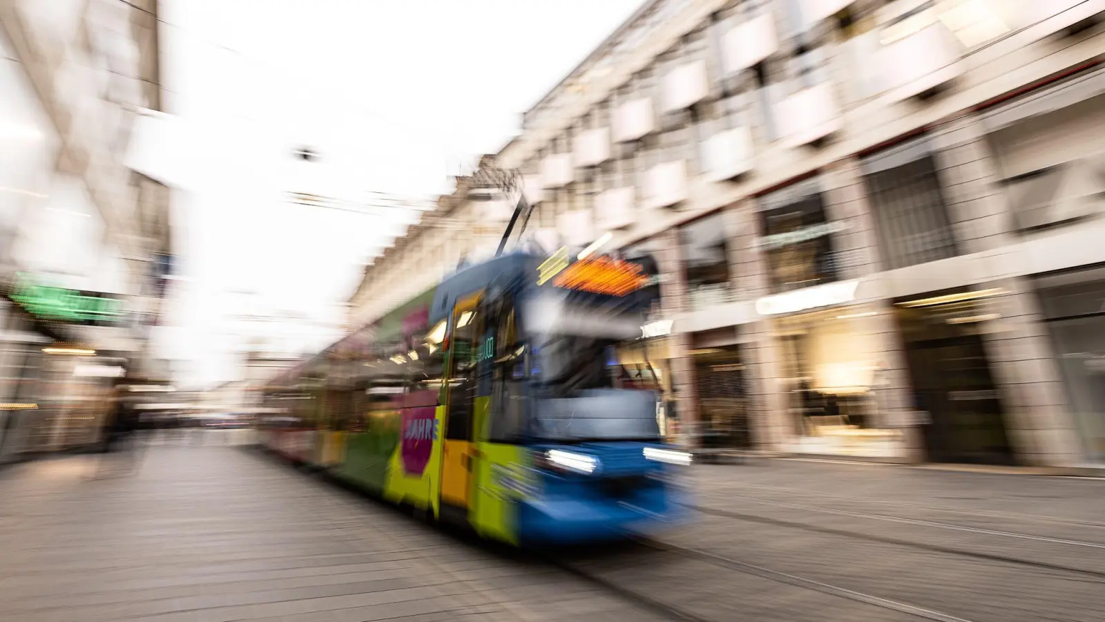 Achtung, Straßenbahn: Wenn auch noch schienengebundene Fahrzeuge in der Stadt rollen, sollten Autofahrer vor allem beim Spurwechsel besondere Achtsamkeit walten lassen. (Foto: Swen Pförtner/dpa/dpa-tmn)