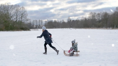 Statt stundenlang mit der ganzen Verwandtschaft drinnen aufeinanderzuhocken, kann man sich auch zu einem Spaziergang mit Kind und Kegel treffen. Zum Abschluss trifft man sich zum Punsch oder Glühwein im Innenhof oder Garten. (Foto: Mascha Brichta/dpa-tmn)