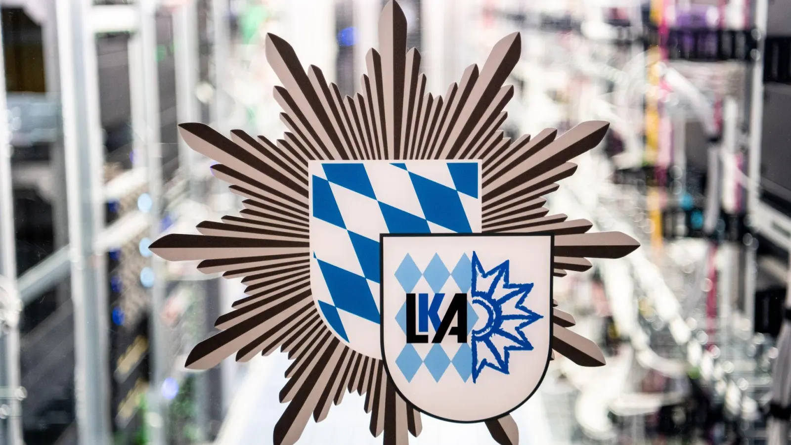 Mehr Straftaten von rechts und von links meldet das bayerische Landeskriminalamt. (Symbolbild) (Foto: Matthias Balk/dpa)