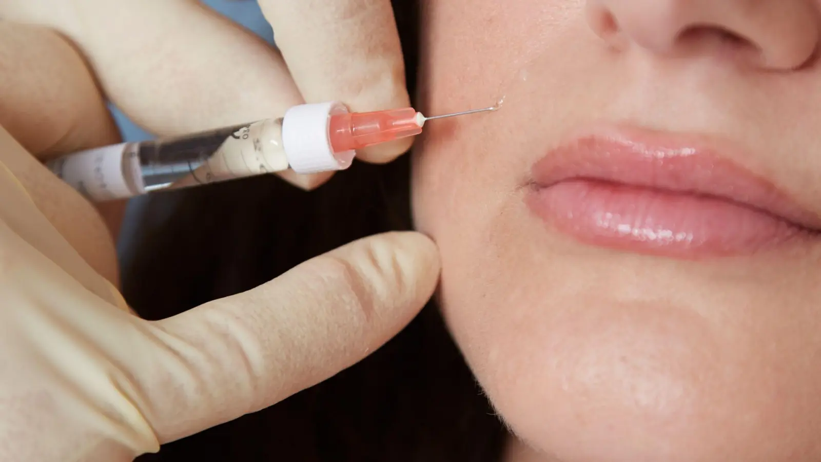 Ein kurzer Piks, das war's? Auch vermeintlich kleine Eingriffe können große Folgen haben.  (Foto: Magdalena Rodziewicz/dpa-tmn)