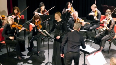 Sopranistin Erika Baikoff begeisterte mit einem souveränen Auftritt und emotionaler Tiefe – ein Höhepunkt des Konzertabends in der NeuStadtHalle. (Foto: Rüdiger Pfeiffer)