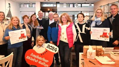 Die Stiefel-Rallye in der Vorweihnachtszeit ist eines der Erfolgsmodelle der Citywerkstatt: Viele Beteiligte ziehen an einem Strang, um gemeinsam eine Belebung der Ansbacher Innenstadt zu erreichen. Gregor Heilmaier (rechts) koordinierte die Aktivitäten bislang. (Foto: Stadt Ansbach/Anne Ziegler)