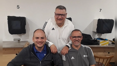 Günter Schuh (Mitte) will der neue Vorsitzende im Kreis Nürnberg/Frankenhöhe werden. Hier mit den Schiedsrichterkollegen Michael Emmert (links) und Heiko Wellhöfer. (Foto: Gerhard Hitz)