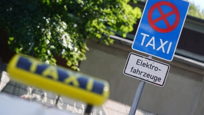 Ein E-Taxi an einer Schnellladesäule am S-Bahnhof Eidelstedt in Hamburg. (Foto: Marcus Brandt/dpa)