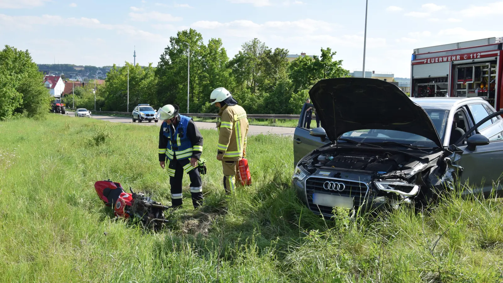 Sowohl am Audi als auch am Motorrad ist laut Polizeiangaben wirtschaftlicher Totalschaden entstanden. (Foto: Florian Schwab)