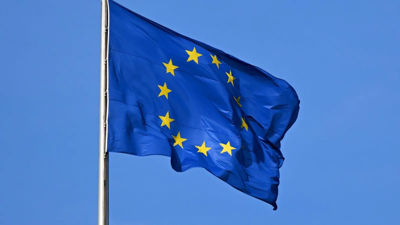 Die Flagge der EU auf dem Reichstag weht im Wind. (Foto: Monika Skolimowska/dpa)