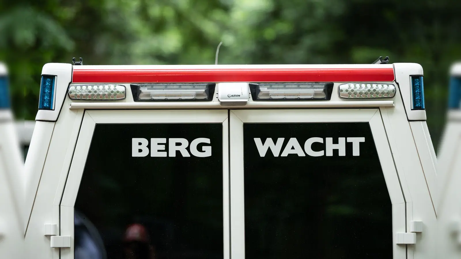 Einsatzkräfte der Bergwacht retten eine Familie von einem Berg bei Pfronten. (Symbolbild) (Foto: Silas Stein/dpa)