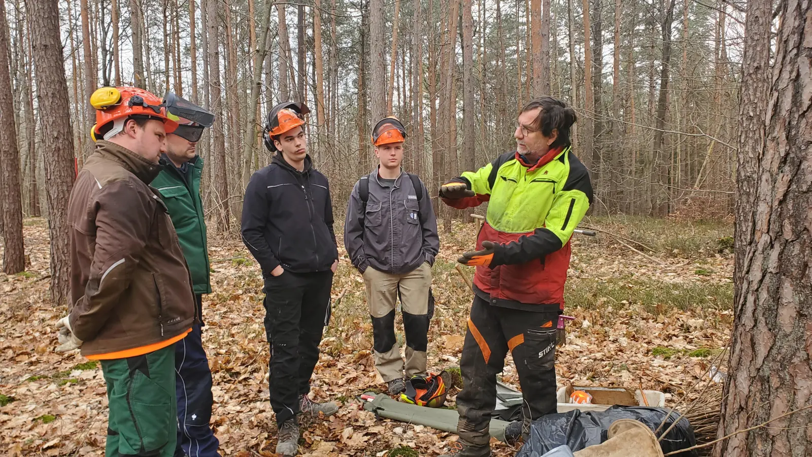 Die Baumarten, die im Wald der Zukunft gepflanzt werden müssen, wurzeln meistens tiefer als die Fichte, der frühere Brotbaum, zeigt Forstwirtschaftsmeister Robert Müller. (Foto: Ulli Ganter)