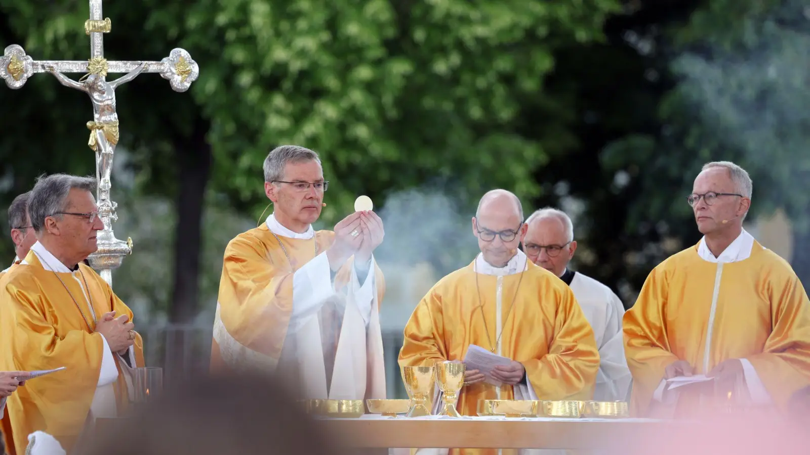 Zum Schlussgottesdienst kamen tausende Menschen. (Foto: Karl-Josef Hildenbrand/dpa)