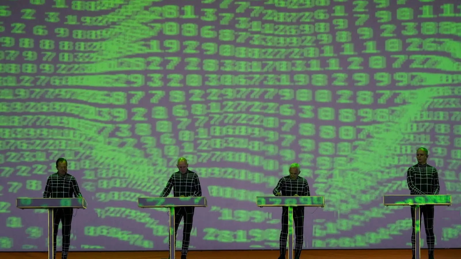 Ralf Hütter (l-r), Henning Schmitz, Fritz Hilpert und Falk Grieffenhagen von Kraftwerk  auf der Bühne. (Foto: Alberto Pezzali/Invision/AP/dpa)