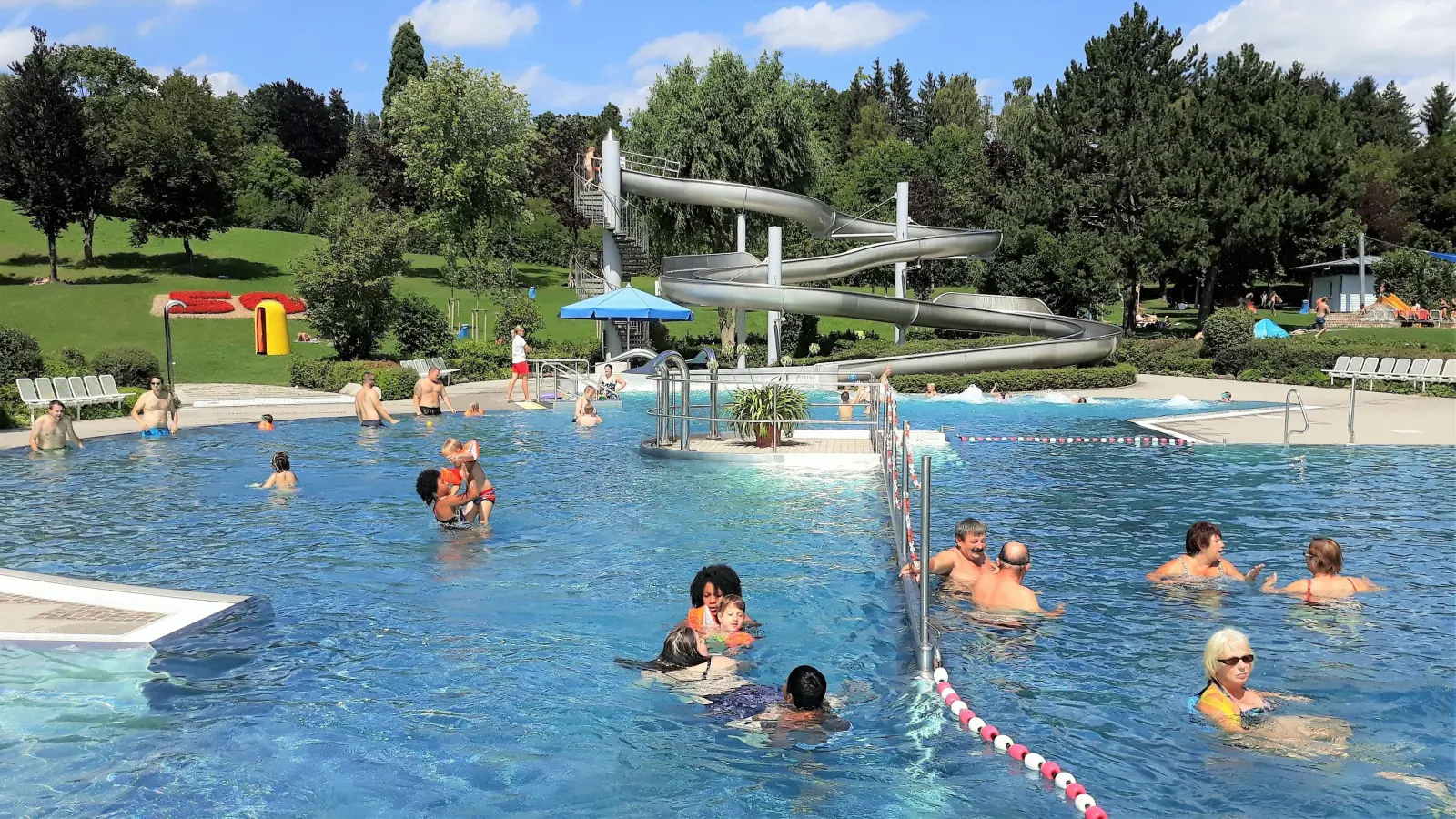 Das Parkbad in Herrieden war besonders in den vergangenen Wochen Ziel vieler Schwimmerinnen und Schwimmer. Alle Freibäder in der Umgebung haben den späten Start des Sommers aber deutlich zu spüren bekommen. (Archivbild: Werner Wenk)