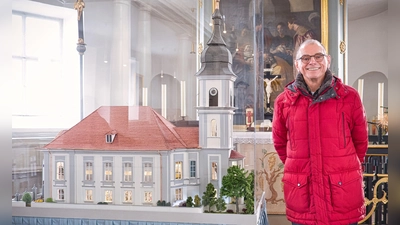 Nach 2114 Stunden Arbeit ist Horst Obergruber stolz auf sein Gebäudemodell, das im Eingangsbereich der evangelischen Kirche in Weidenbach steht. (Foto: Martin Stumpf)